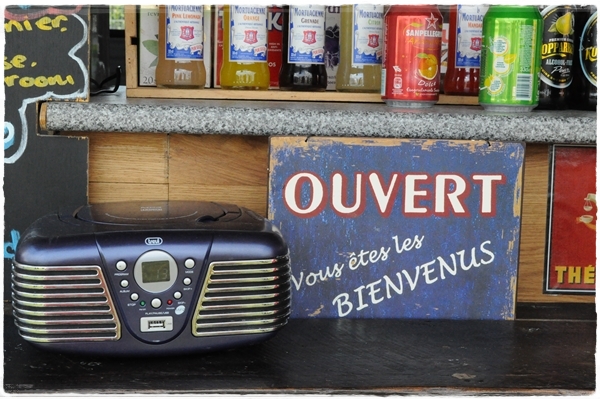 Retro radio and welcome sign