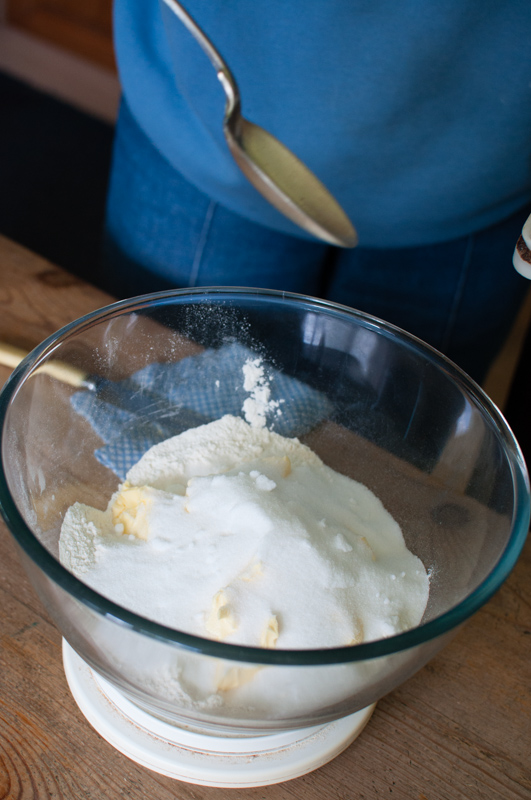 Classic Victoria sandwich cake on www.mycustardpie.com