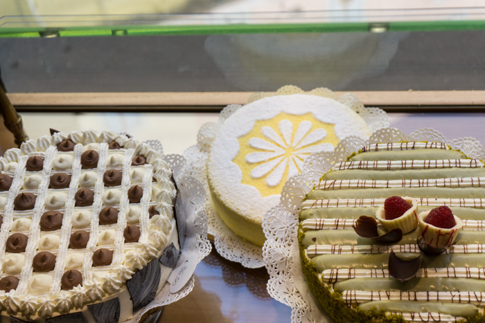 Cakes in the window of Pasticcherie Marchesi. How to have breakfast in Milan on mycustardpie.com