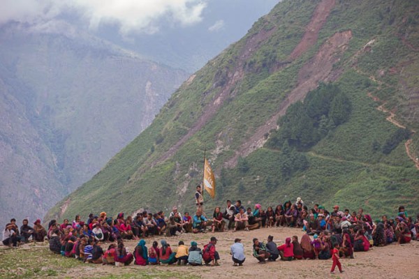 Global Goals WFP officer raising a flag in Nepal