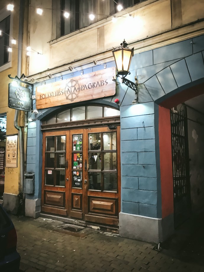 Front of restaurant in street
