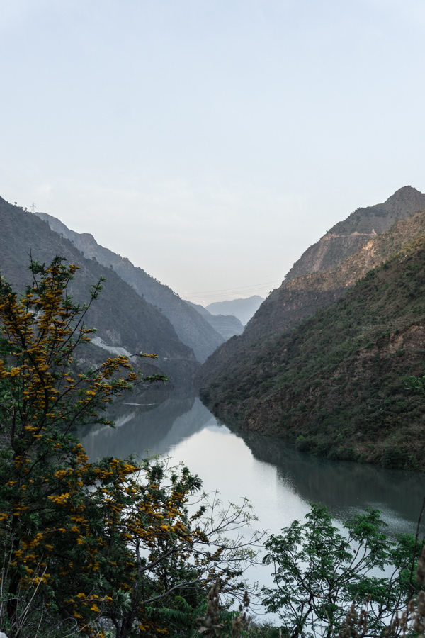 view of the Beas river from the road to Manali
