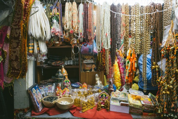 stall with jewellery and statuettes